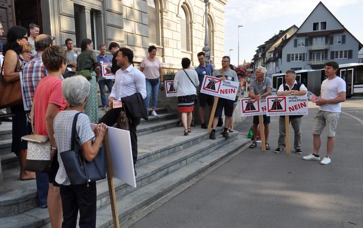 <p>Gegner des Autobahn-Halbanschlusses in Rotkreuz demonstrieren vor dem Zuger Kantonsparlament in Zug.</p>