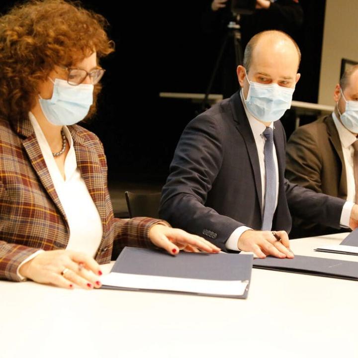 Christine Kaufmann-Wolf, Fabian Peter und Jürg Röthlisberger unterzeichnen die gemeinsam Absichtserklärung zum Krienser Bypass.