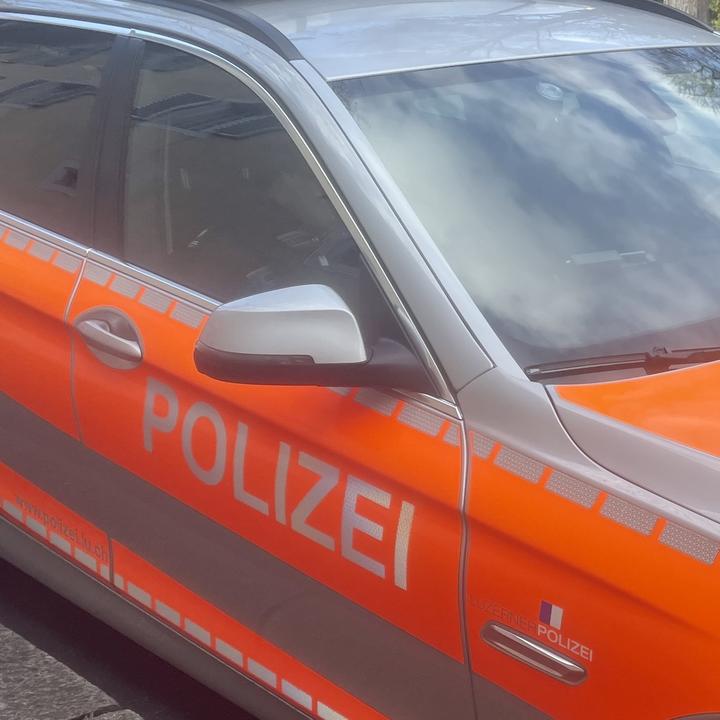 Nahaufnahme eines Polizeiautos der Luzerner Polizei. Derzeit läuft eine Fahndung nachdem ein Fahrer mit einer Leitplanke kollidiert ist.