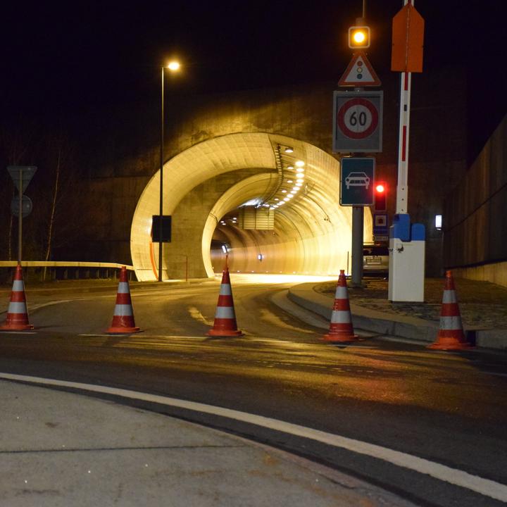 Bild der Einfahrt in den Flueelentunnel. Am 7. April war der Tunnel aufgrund eines Verkehrsunfalls drei Stunden gesperrt.