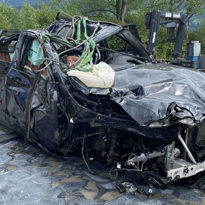 Unfallauto der Axenstrasse geborgen – ein Todesopfer gefunden