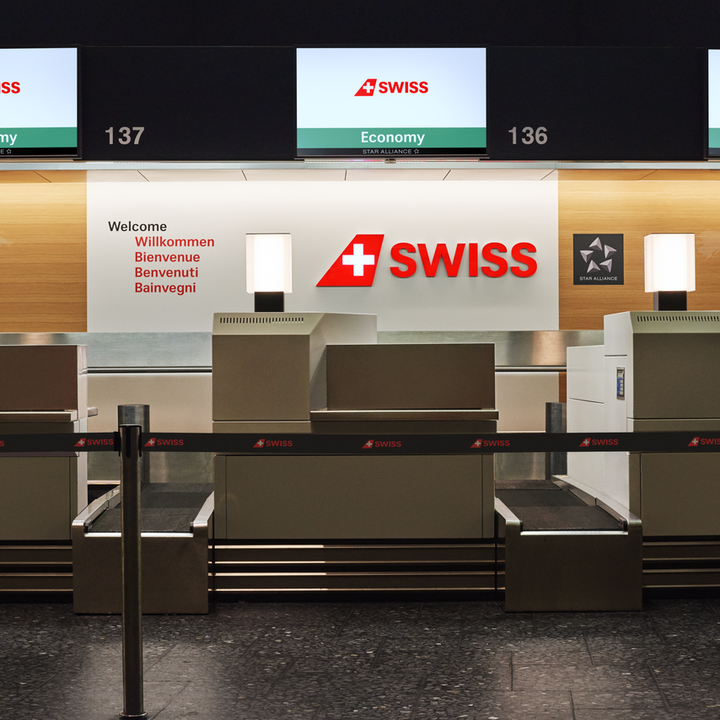 Ein Schalter der Airline Swiss am Flughafen Zürich. Ein Absperrband ist gespannt. Keine Personen sind zu sehen.
