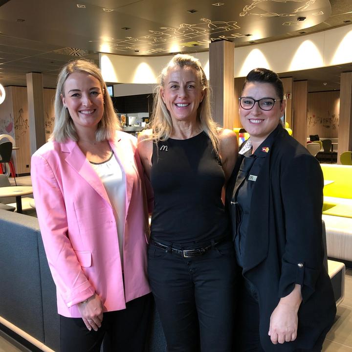 Haben in der neuen McDonald's Filiale in Emmen das Sagen: Johanna Fenske (links) von der Administration, Lizenznehmerin Erika Boehm (Mitte) und Managerin Leonora Komani-Hasanaj.