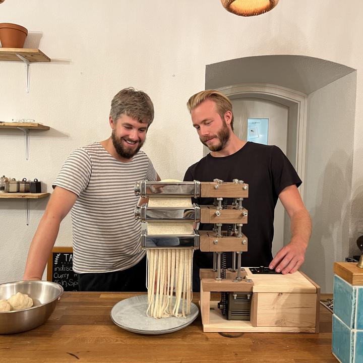 Felix Schumacher (links) und Leonz Korner mit ihrer selbstgebauten Pastamaschine im Restaurant Pura.