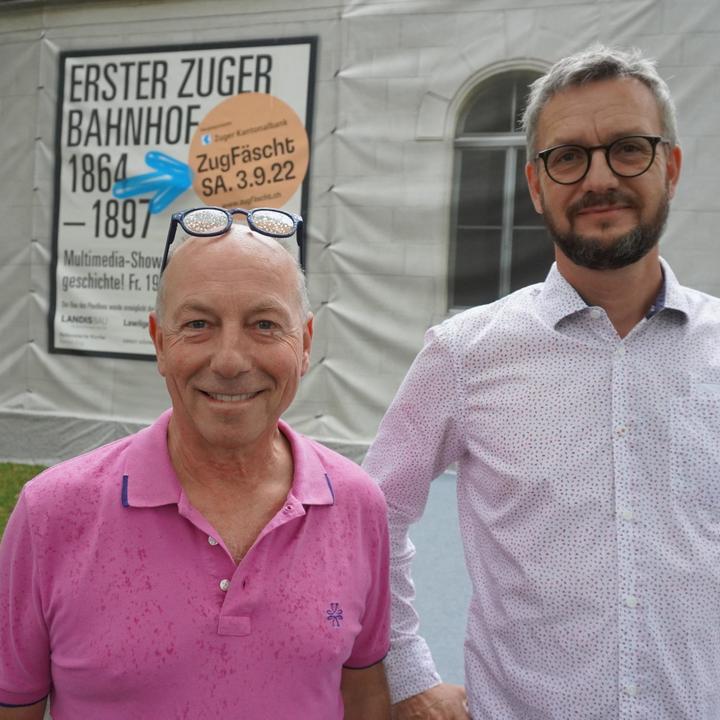 Das OK trotze zur Eröffnung des Pavillons auch dem Regen. Daniel Christen (l) und Philipp Schweiger (r), freuen sich auf das «ZugFäscht» am 03. September.