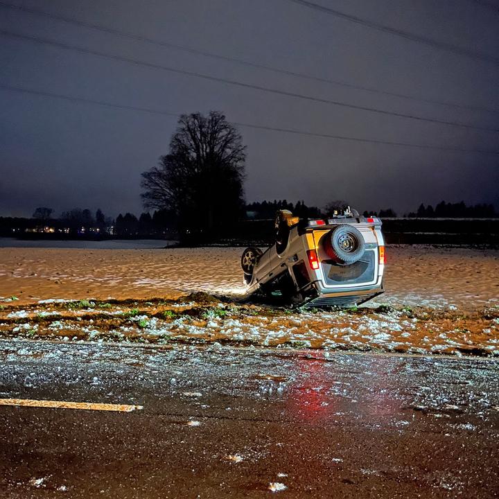 Eiskalt erwischt: Mehrere Unfälle auf glatten Strassen