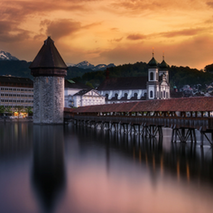 Luzern leuchtet am Abend in Rot – nur der Wasserturm nicht