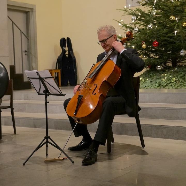 Hohe Töne, ein Cello und ein umgedrehter Wok