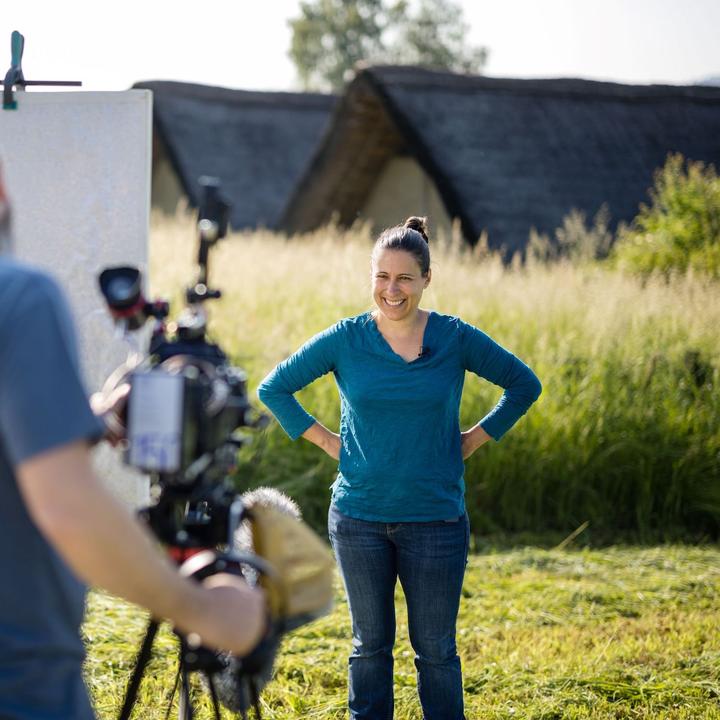 Archäologin Anna Kienholz beim Filmdreh vor Ort in der Pfahlbausiedlung Wauwil.