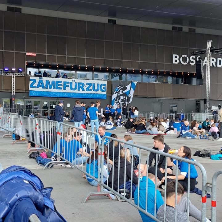 «Zäme für Zug»: Bereits vor 17 Uhr finden sich zahlreiche EVZ-Fans vor der Bossard-Arena ein, um beim Public Viewing dabei zu sein.
