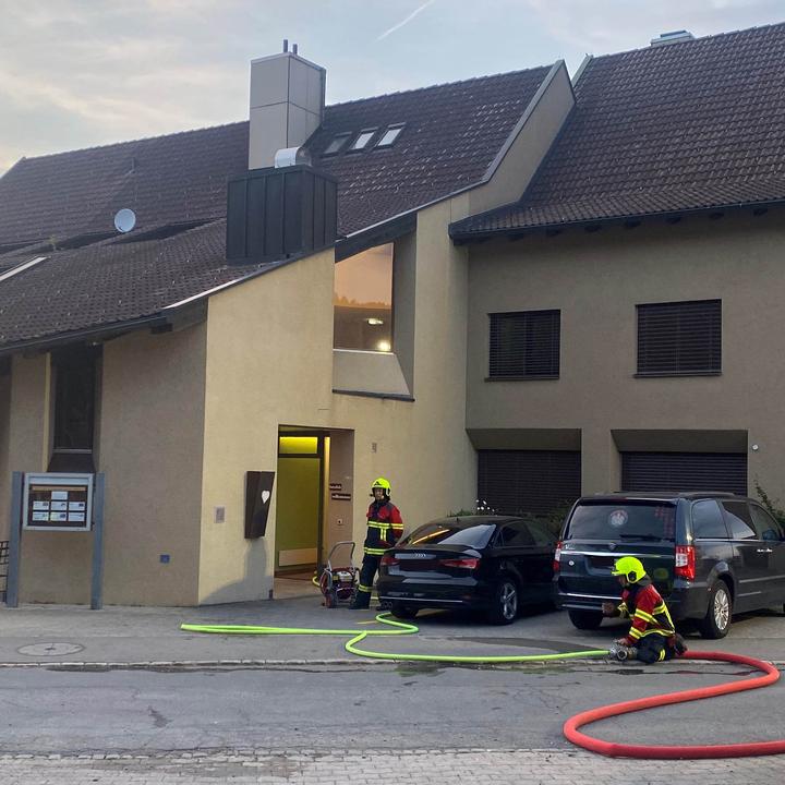 Die angerückte Feuerwehr Menzingen hat das Gebäude entraucht.