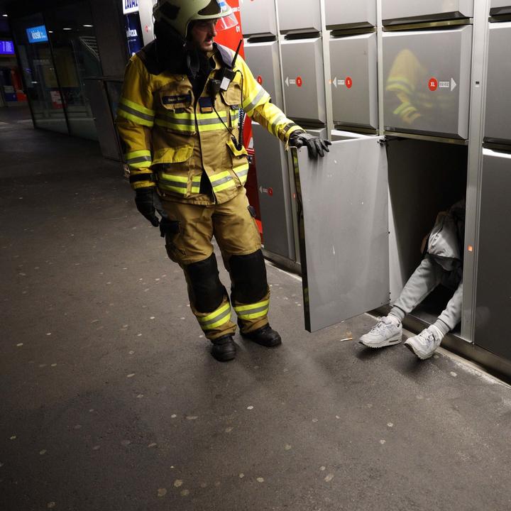 Ein 18-Jähriger konnte sich nicht mehr selbst aus einem Bahnhof-Schliessfach befreien. Die Feuerwehr hat ihn befreit.