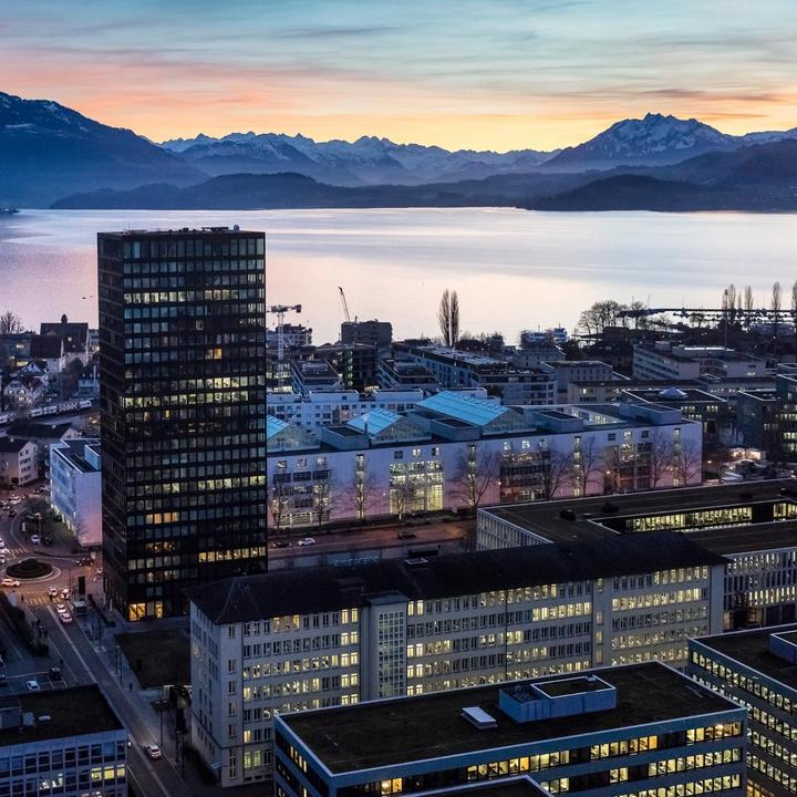 Zug ist einer der Hauptstandorte grosser internationaler Unternehmen in der Schweiz. Mit der neuen OECD-Mindeststeuer müssen die bald tiefer in die Tasche langen, als bisher.