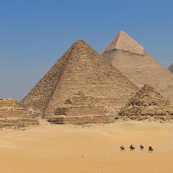 Die Pyramiden in Ägypten könnten den Schweizer Skipisten nicht unterschiedlicher sein. Doch einen Zusammenhang gibt es.