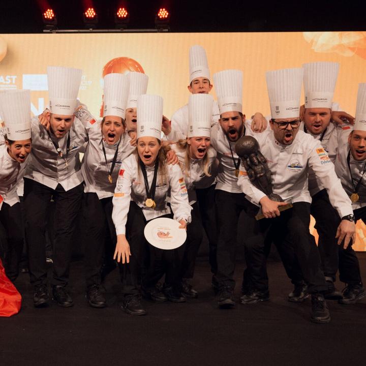 Das Team Cercle des Chefs de Cuisine Lucerne feiert seinen Weltmeistertitel.