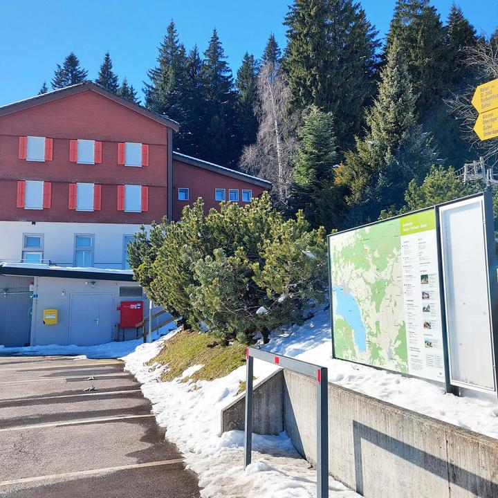 Blick auf den Startpunkt des Klimawegs: Das Restaurant und Lagergebäude auf dem Gottschalkenberg.