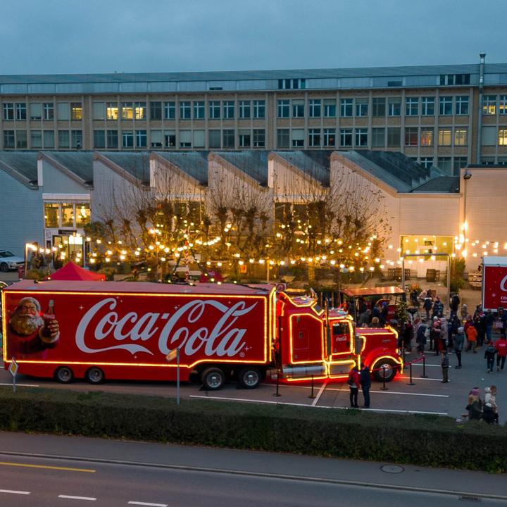 Am Freitag, 8. Dezember kommt der Coca-Cola Weihnachtstruck zu Besuch mit virtueller Rentierschlittenfahrt, Fotobox und mehr.