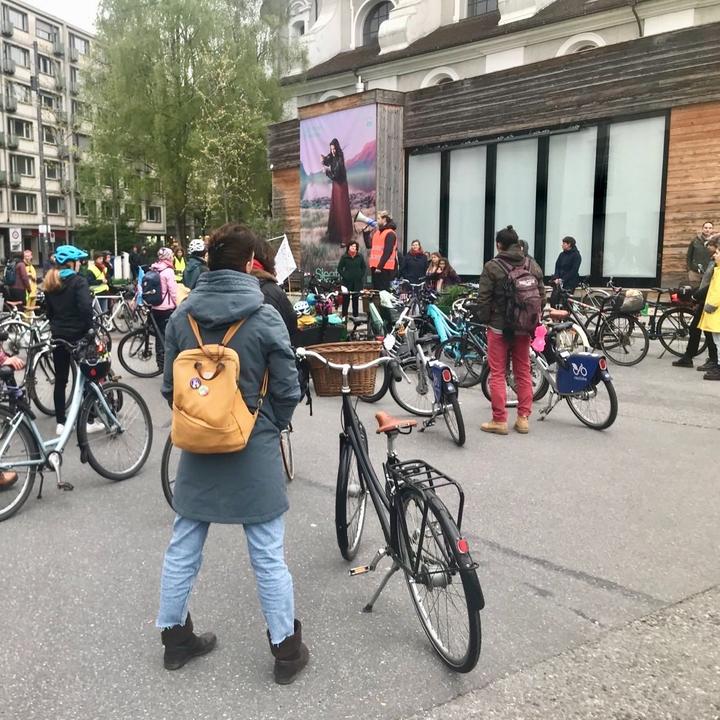 Polizisten auf E-Bikes eskortieren Velodemo